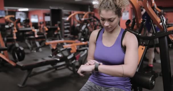 Kvinna Kontrollera Aktivitet Tracker Gymmet — Stockvideo