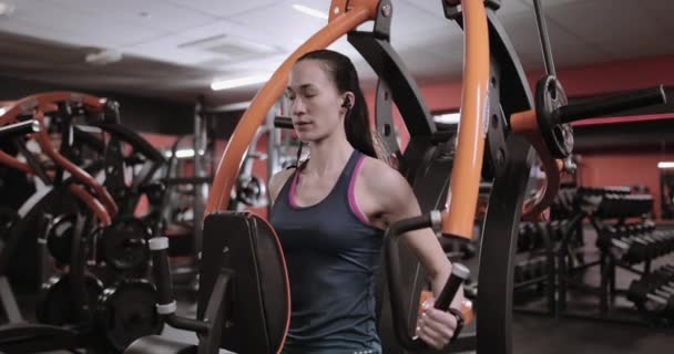 Mujer Fuerte Haciendo Ejercicio Máquina Peso Usando Rastreador Actividad — Vídeo de stock