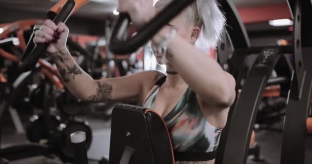 在健身房锻炼体重机的坚强女性 — 图库视频影像