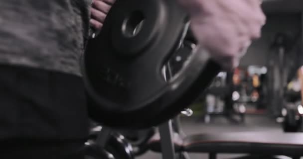在健身房准备杠铃的人特写镜头 — 图库视频影像