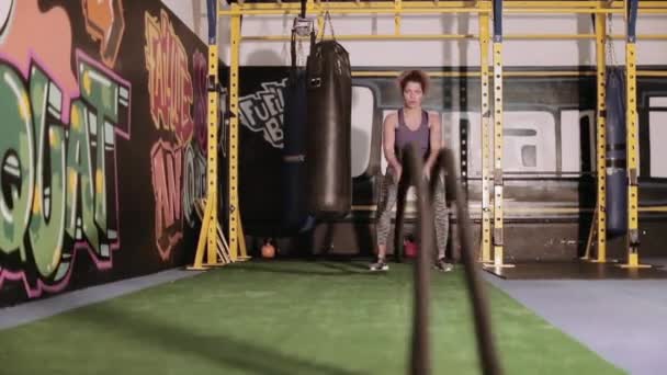 Mulher Treinando Com Cordas Batalha Ginásio — Vídeo de Stock