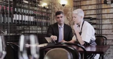 Şef ve restoran sahibi mali müşavir yatırımcı ile konuşmak