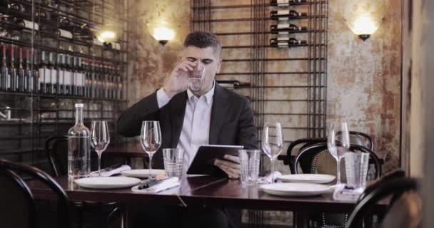 Empresario Usando Una Tableta Digital Restaurante — Vídeos de Stock