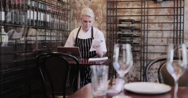 Chef Mujer Trabajando Tableta Digital Restaurante — Vídeos de Stock