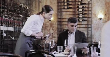 Dijital aygıt restoranda yemek sipariş alarak garson