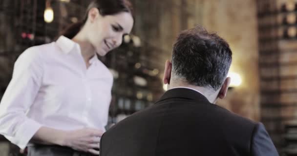 Camarera Tomando Pedido Del Cliente Restaurante Bar — Vídeo de stock