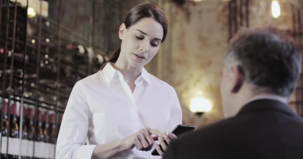 Camarera Tomando Pedido Comida Dispositivo Digital Restaurante — Vídeos de Stock