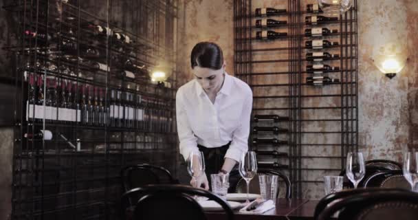 Camarera Poniendo Una Mesa Restaurante — Vídeos de Stock