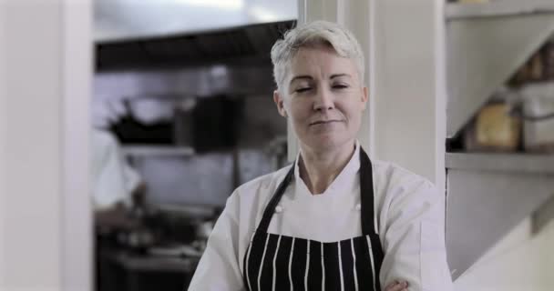 Porträtt Kvinnliga Kocken Och Ägare — Stockvideo