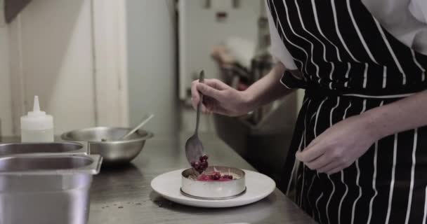 Vrouwelijke Chef Kok Garnituur Toevoegen Een Schotel Serveren — Stockvideo