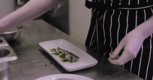 Vrouwelijke Chef Kok Druilerig Olie Een Schotel Serveren — Stockvideo