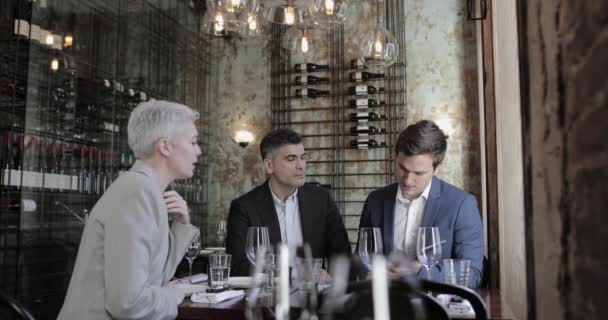Executivos Negócios Almoçando Restaurante — Vídeo de Stock