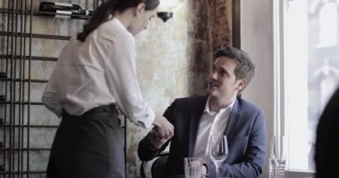 Ödeme alarak bir restoranda garson
