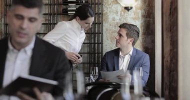 Bir restoranda sipariş işadamı