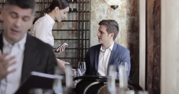 Chelneriță Care Plata Într Restaurant — Videoclip de stoc