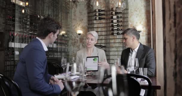 Führungskräfte Bei Einem Arbeitsessen Einem Restaurant — Stockvideo