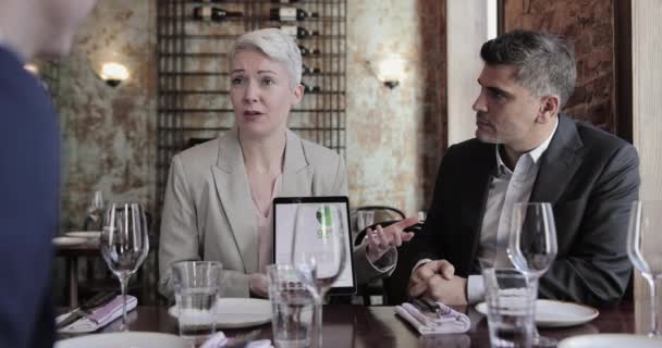 Керівники Бізнесу Обідають Ресторані — стокове відео