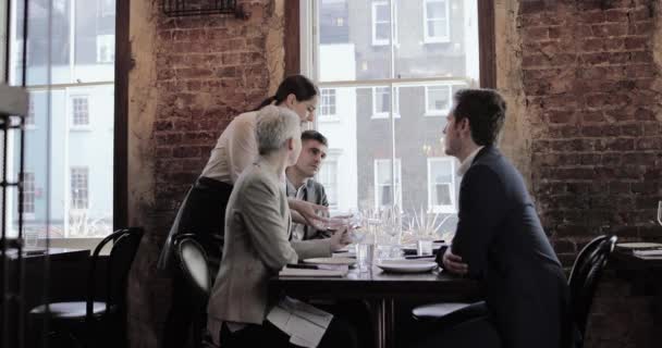 Στελέχη Επιχειρήσεων Έχοντας Ένα Γεύμα Εργασίας Ένα Εστιατόριο — Αρχείο Βίντεο