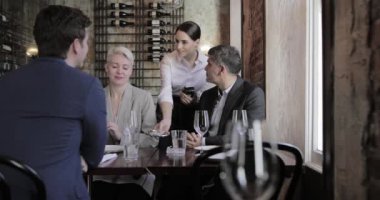 Bir restoranda bir yemek için ödeme işkadını
