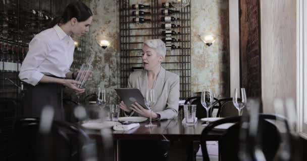 Бізнес Леді Використовуючи Цифровий Планшет Ресторані — стокове відео