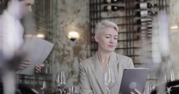 Affärskvinna Med Menyn Restaurang — Stockvideo