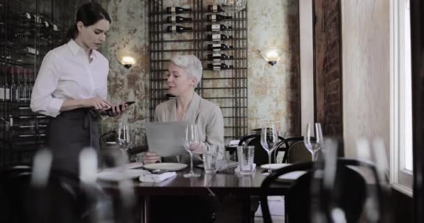 Бізнес Леді Замовляє Ресторані — стокове відео