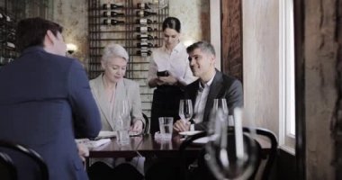 Ödeme alarak bir restoranda garson