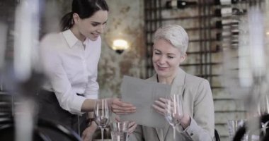 Bir restoranda iş kadını alma menüsü