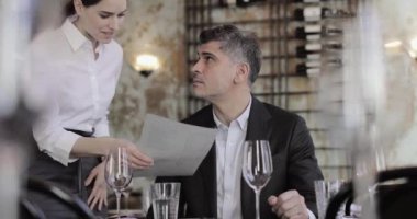 Tavsiye bir restoranda yapma garson