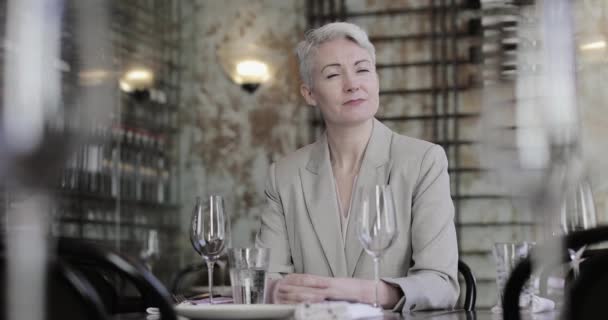 Портрет Предпринимательницы Ресторане — стоковое видео