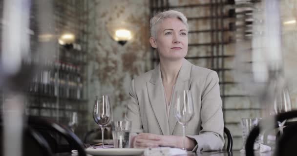 Başarılı Işkadını Bir Restoranda Düşünme — Stok video