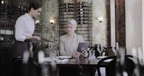 Bir Restoranda Kadını Alma Menüsü — Stok video