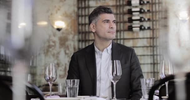 Porträt Eines Geschäftsmannes Einem Restaurant — Stockvideo
