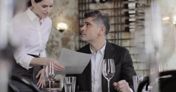 Serveerster Aanbeveling Doen Een Restaurant — Stockvideo