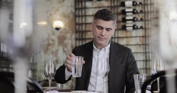 Uomo Affari Che Utilizza Smartphone Ristorante — Video Stock