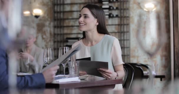 Ζευγάρι Που Έχοντας Ένα Γεύμα Ένα Εστιατόριο — Αρχείο Βίντεο