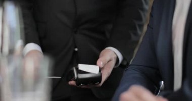 Bir restoranda yemek için ödeme işadamı closeup