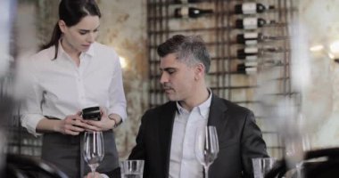 Ödeme alarak bir restoranda garson