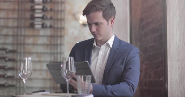 Επιχειρηματίας Χρησιμοποιώντας Ένα Ψηφιακό Tablet Ένα Εστιατόριο — Αρχείο Βίντεο