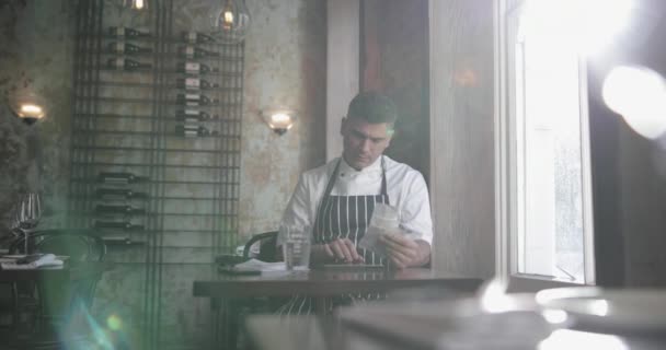 Chef Masculino Trabajando Cuentas Restaurante — Vídeos de Stock