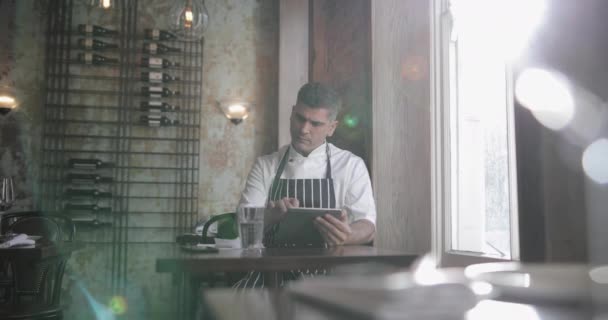 Erkek Şef Restoran Hesaplarında Çalışma — Stok video