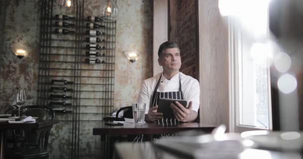 Dono Restaurante Masculino Pensando Expansão — Vídeo de Stock