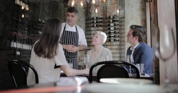 Chef Cumprimentando Clientes Seu Restaurante — Vídeo de Stock