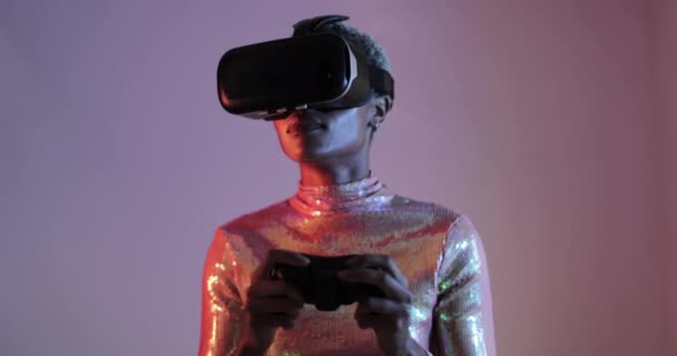 Juego femenino con auriculares VR y consola de juegos — Vídeo de stock