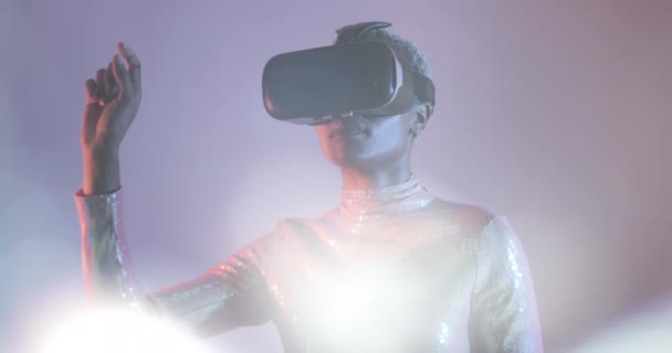 Afro Américaine utilisant la technologie de réalité virtuelle dans un environnement futuriste — Video