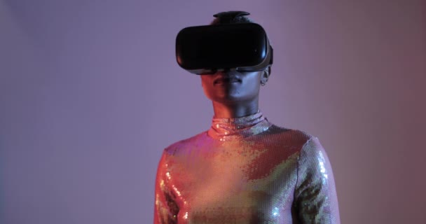 Afro American kobieta, przy użyciu technologii wirtualnej rzeczywistości w futurystyczne środowisko — Wideo stockowe