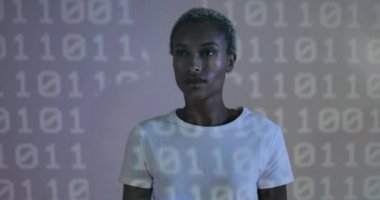 Projeksiyon önünde kadın coder portresi