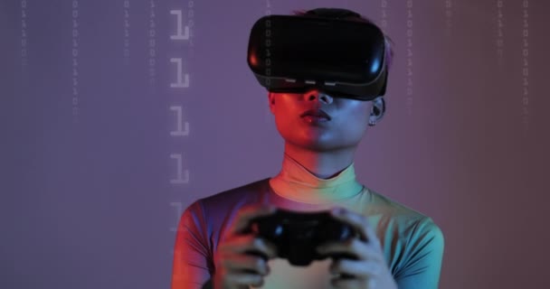 Kvinnliga gaming med Vr headset och spelkonsol — Stockvideo