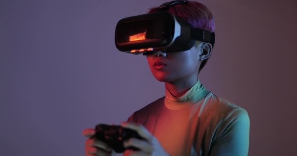 Gaming für Frauen mit vr-Headset und Spielkonsole — Stockvideo