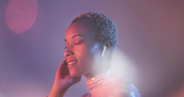 Afro Américaine écoutant de la musique en streaming sur écouteurs — Video